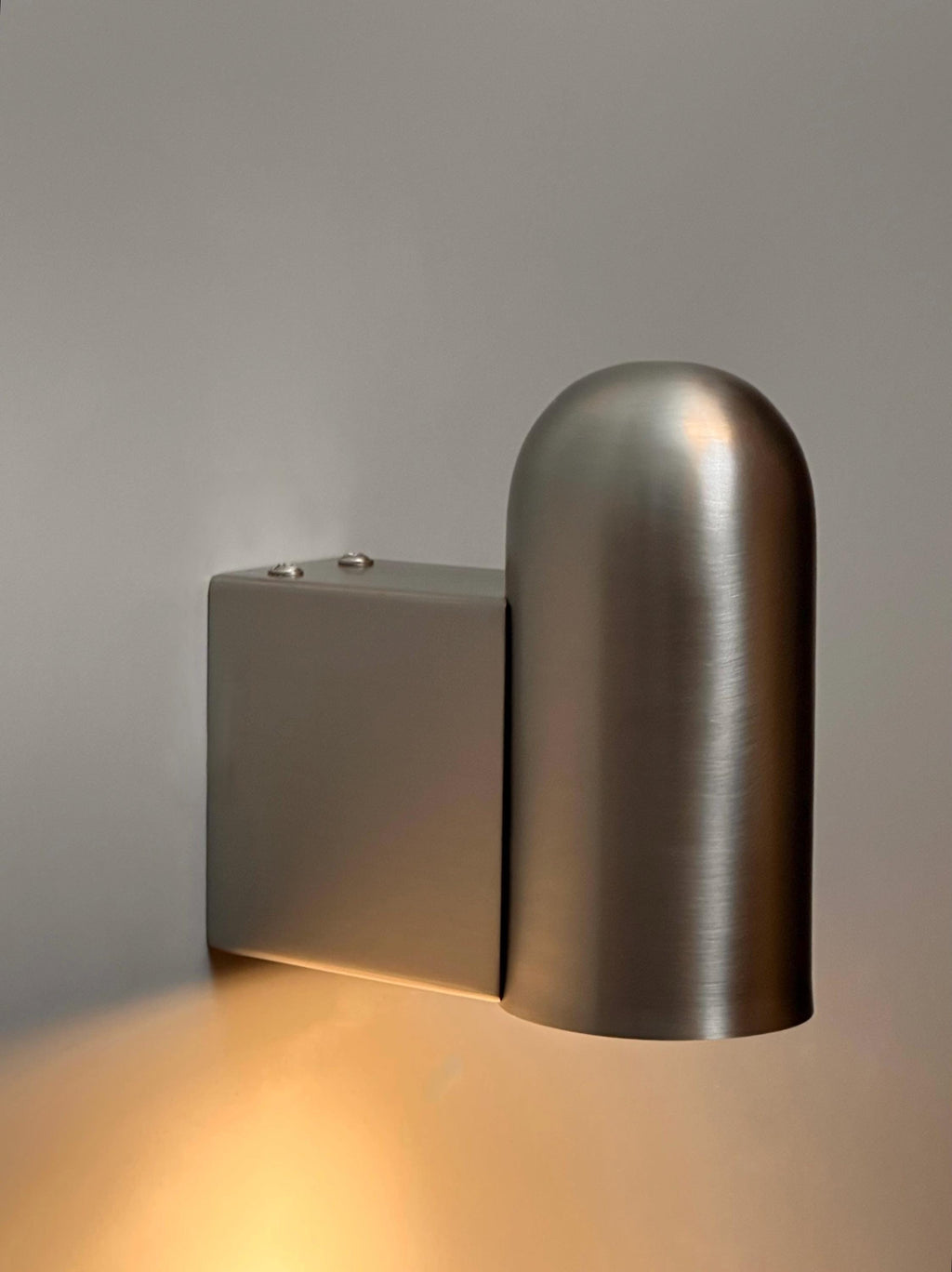 Estadio Wall Sconce – Brushed Steel Minimalist Light for Bedroom & Hallway