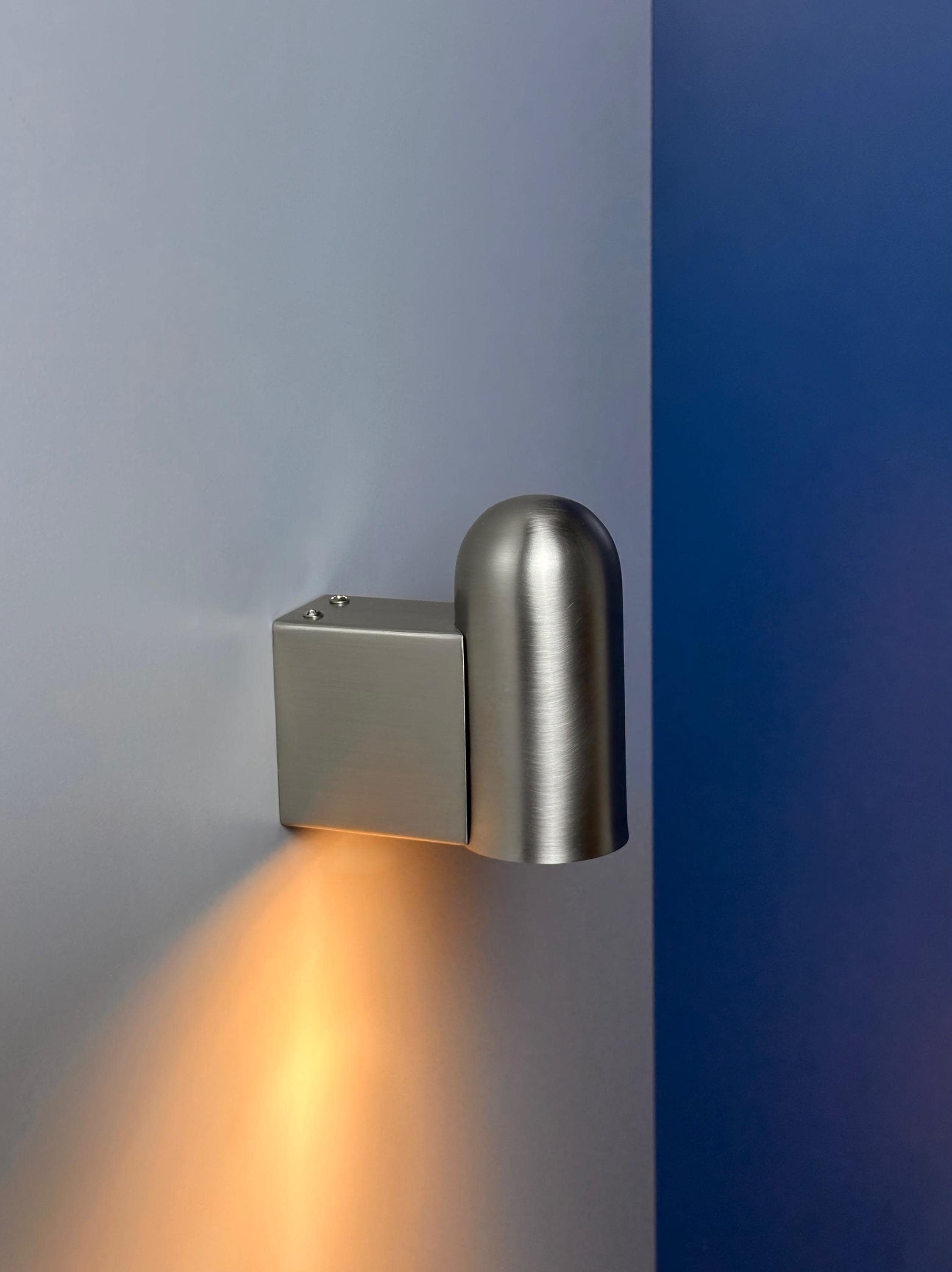 Estadio Wall Sconce – Brushed Steel Minimalist Light for Bedroom & Hallway