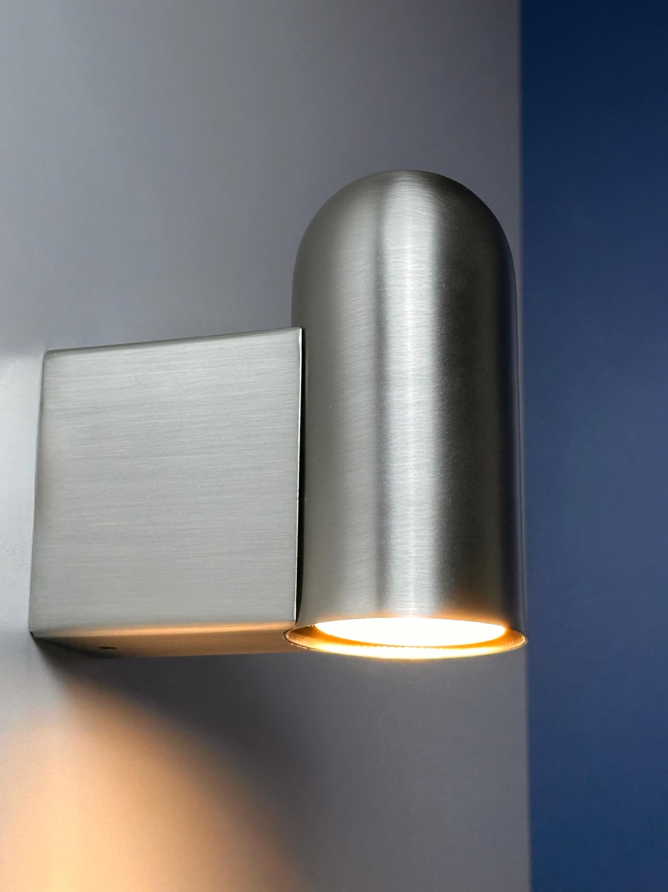 Estadio Wall Sconce – Brushed Steel Minimalist Light for Bedroom & Hallway
