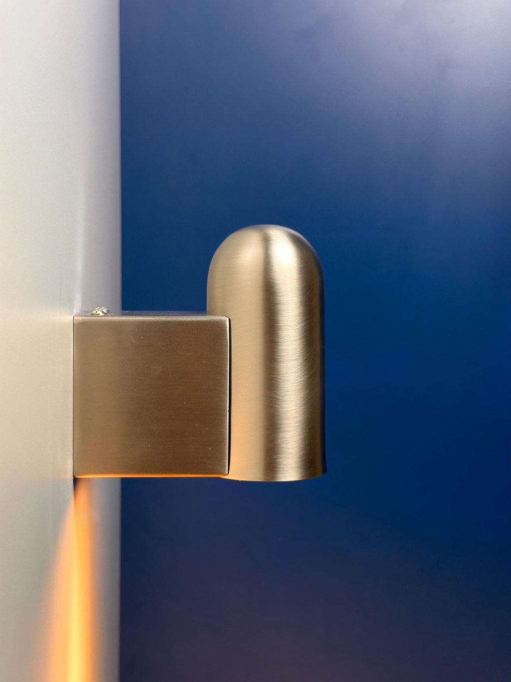 Estadio Wall Sconce – Brushed Steel Minimalist Light for Bedroom & Hallway