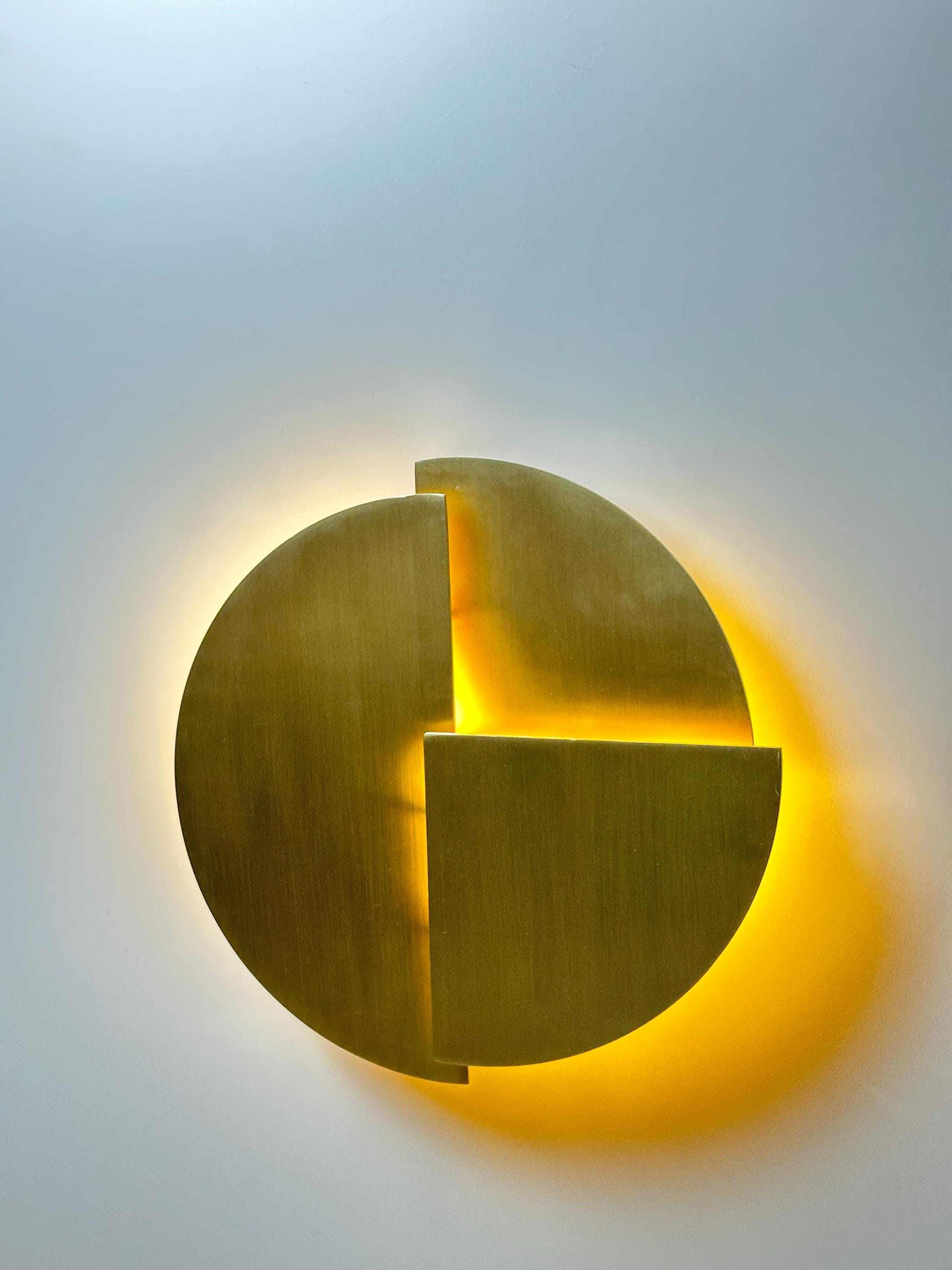La Punta Wall Sconce – Modern Brushed Brass Round Wall Light | Luxury Decor
