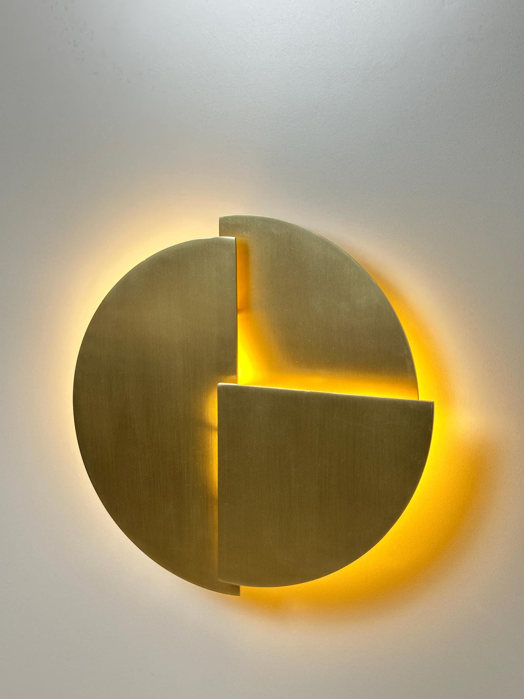 La Punta Wall Sconce – Modern Brushed Brass Round Wall Light | Luxury Decor