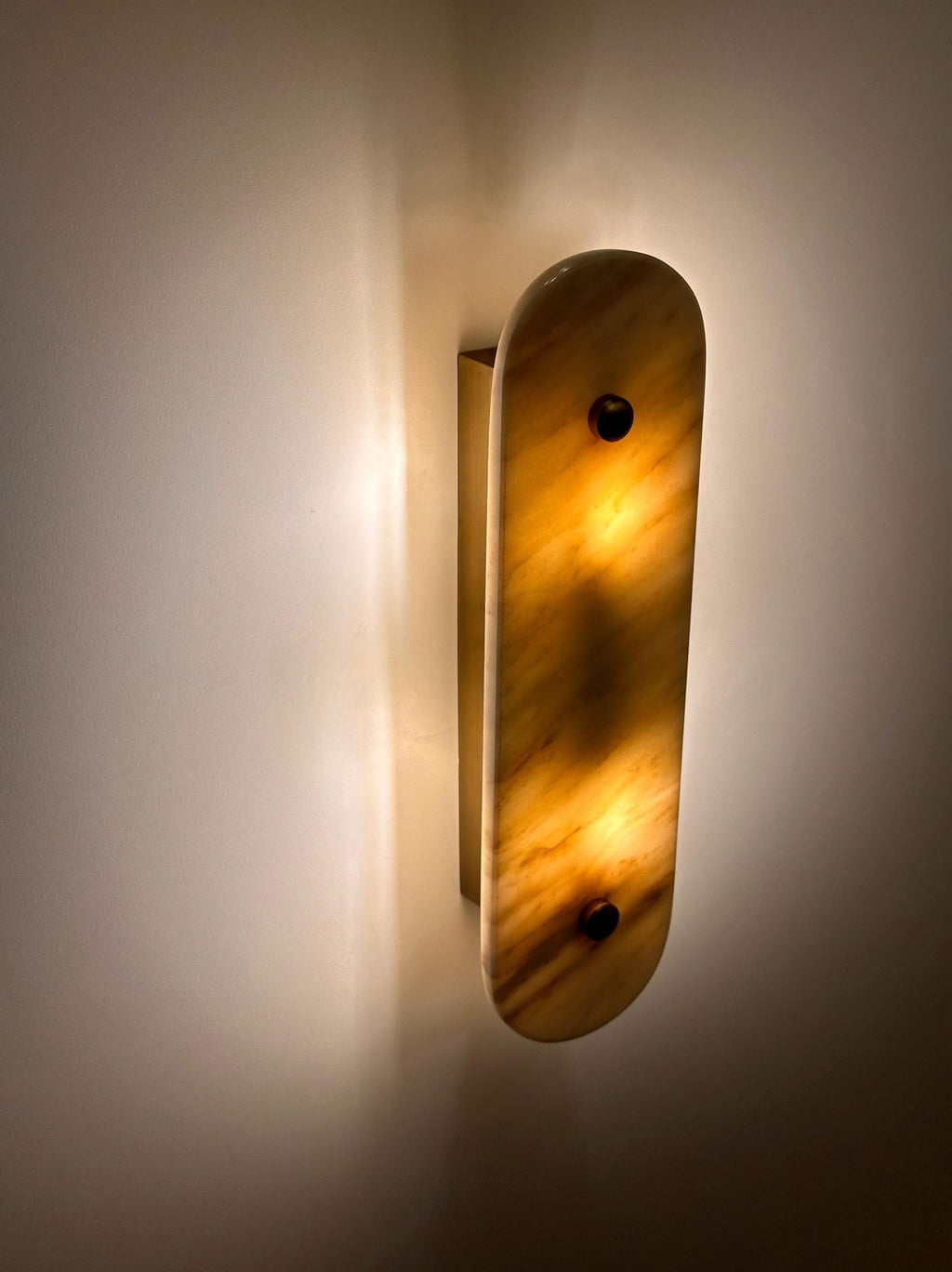 Mosta Marble Sconce – Modern Vertical Natural Stone Indoor Lighting