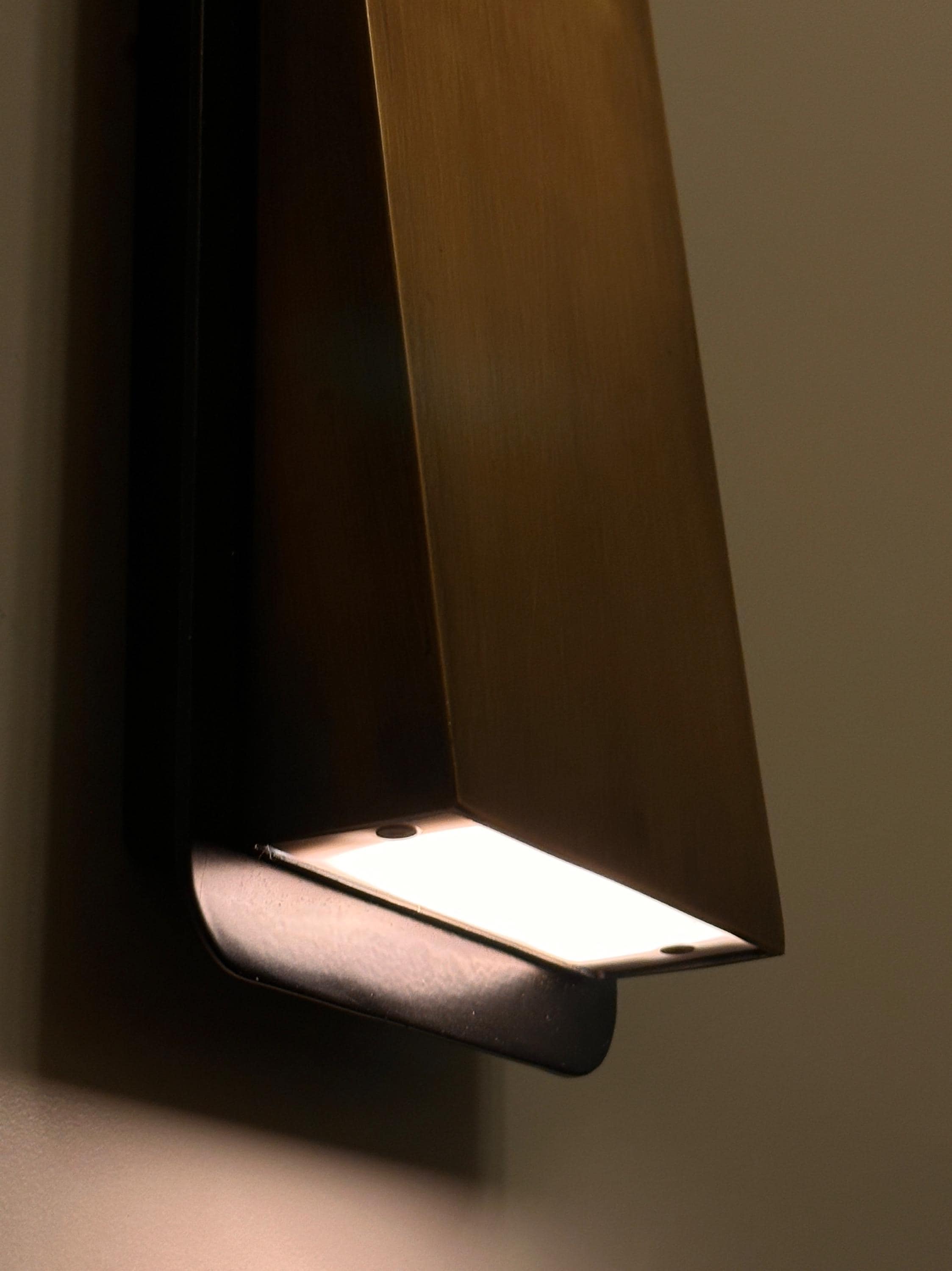 1976 Nova Modern Wall Sconce for Minimalist Interior Spaces