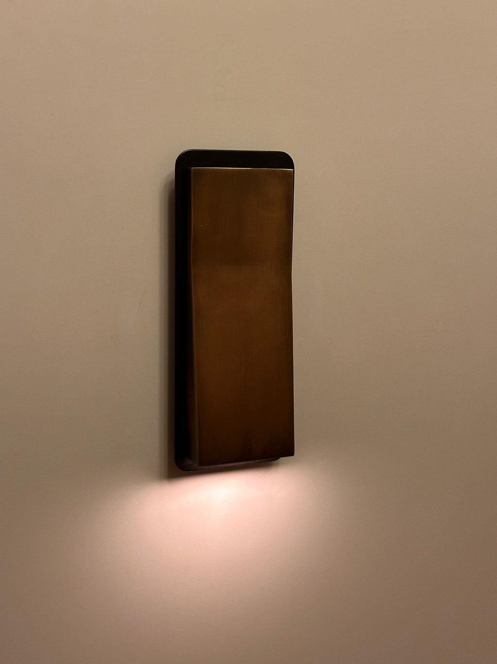 1976 Nova Modern Wall Sconce for Minimalist Interior Spaces
