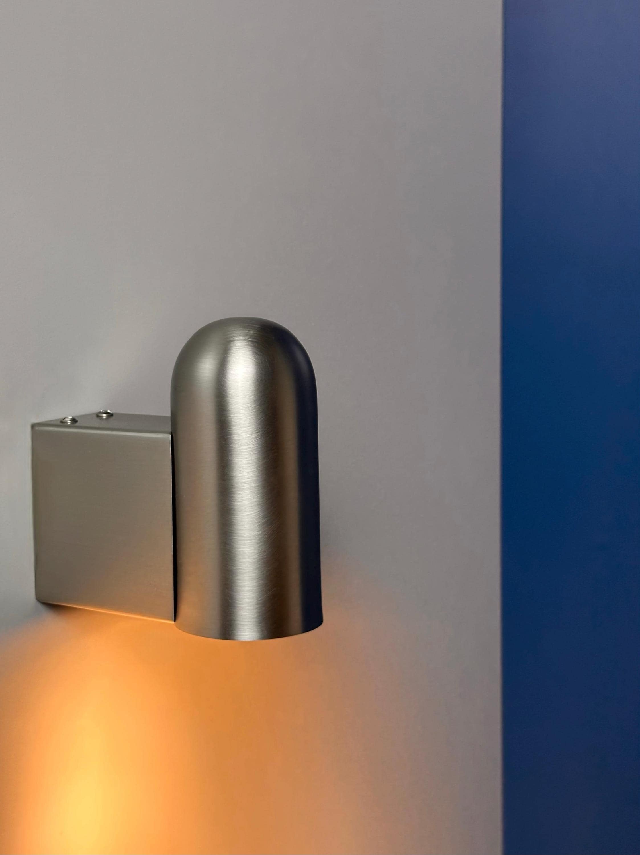 Estadio Wall Sconce – Brushed Steel Minimalist Light for Bedroom & Hallway