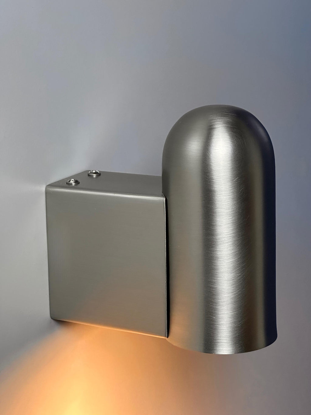 Estadio Wall Sconce – Brushed Steel Minimalist Light for Bedroom & Hallway
