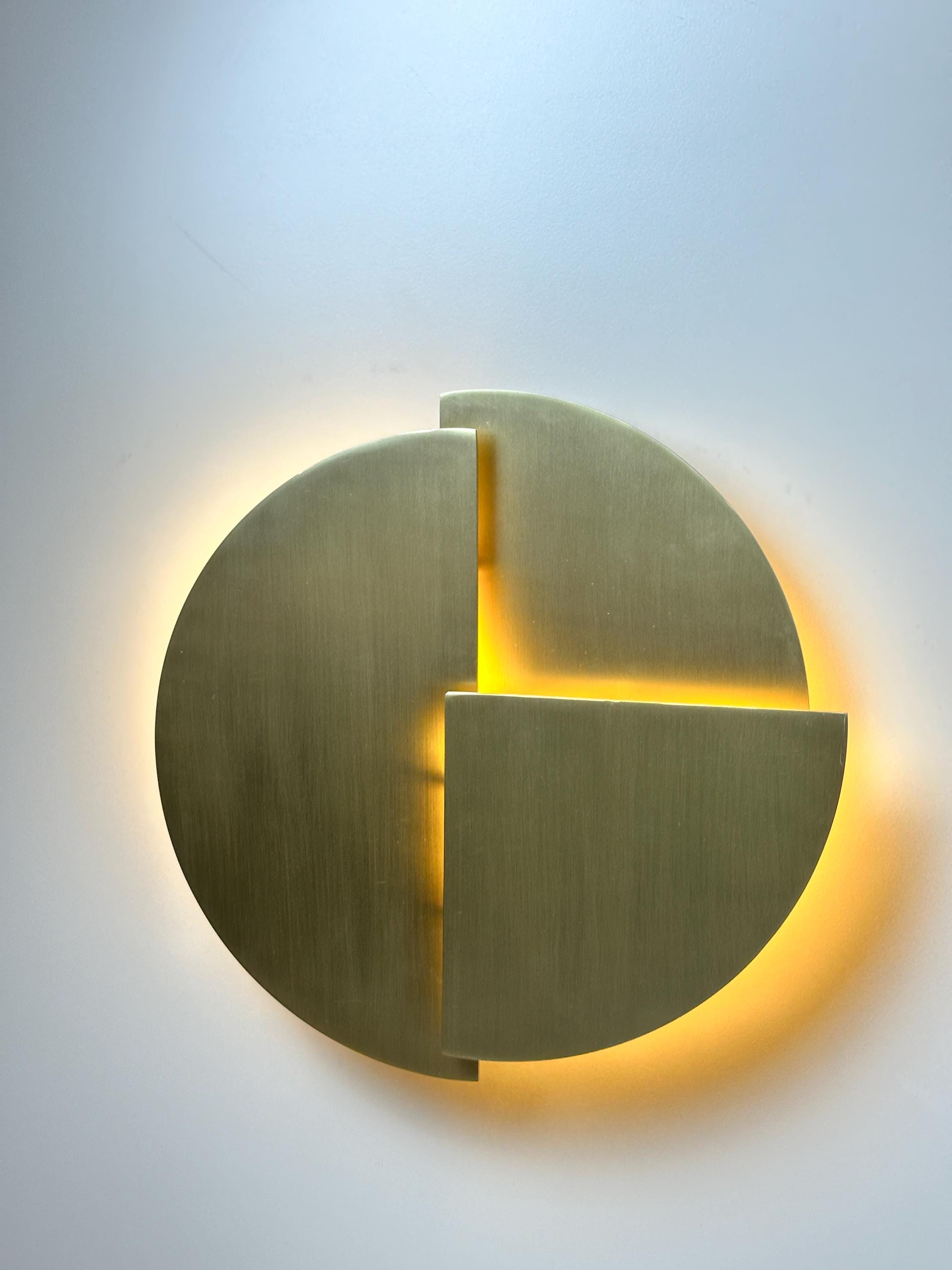 La Punta Wall Sconce – Modern Brushed Brass Round Wall Light | Luxury Decor