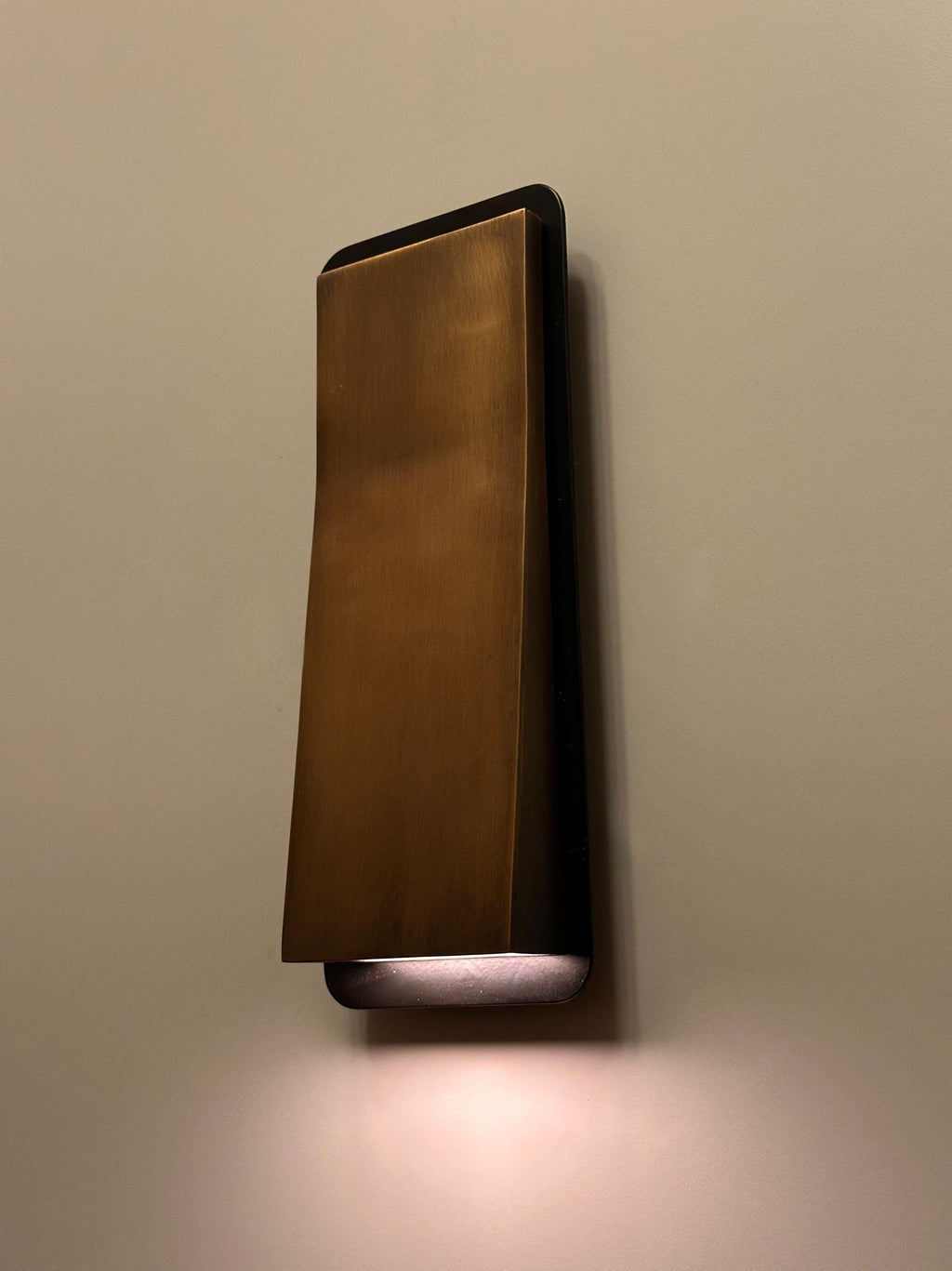 1976 Nova Modern Wall Sconce for Minimalist Interior Spaces