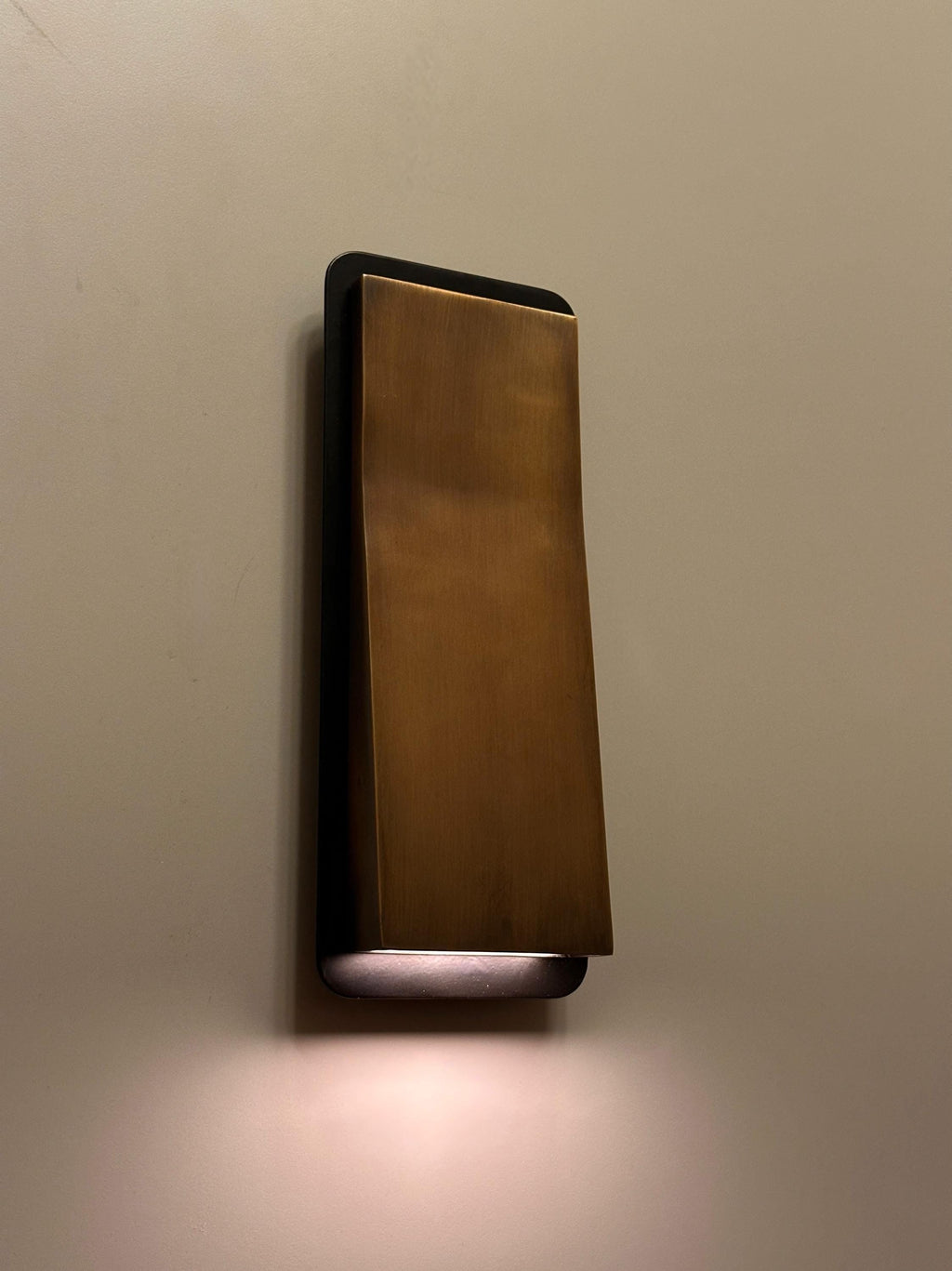 1976 Nova Modern Wall Sconce for Minimalist Interior Spaces