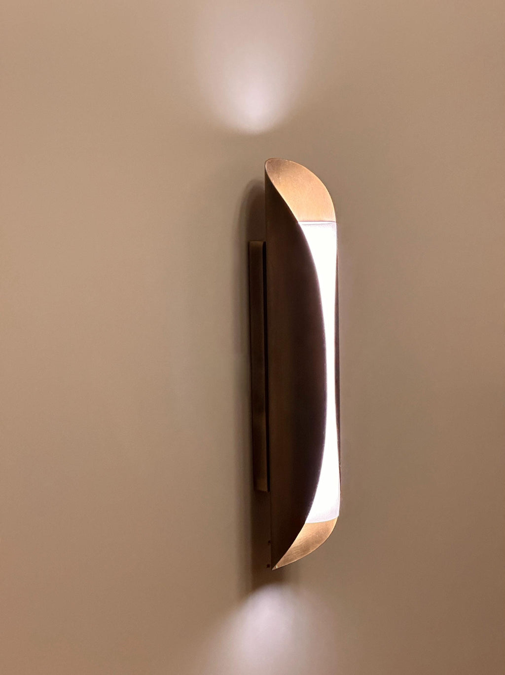 Sisak Modern Brass Wall Sconce – Luxury Interior Lighting with Ambient Glow