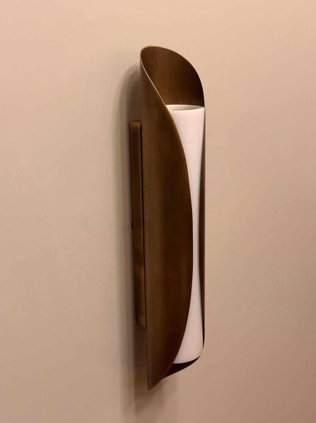 Sisak Modern Brass Wall Sconce – Luxury Interior Lighting with Ambient Glow