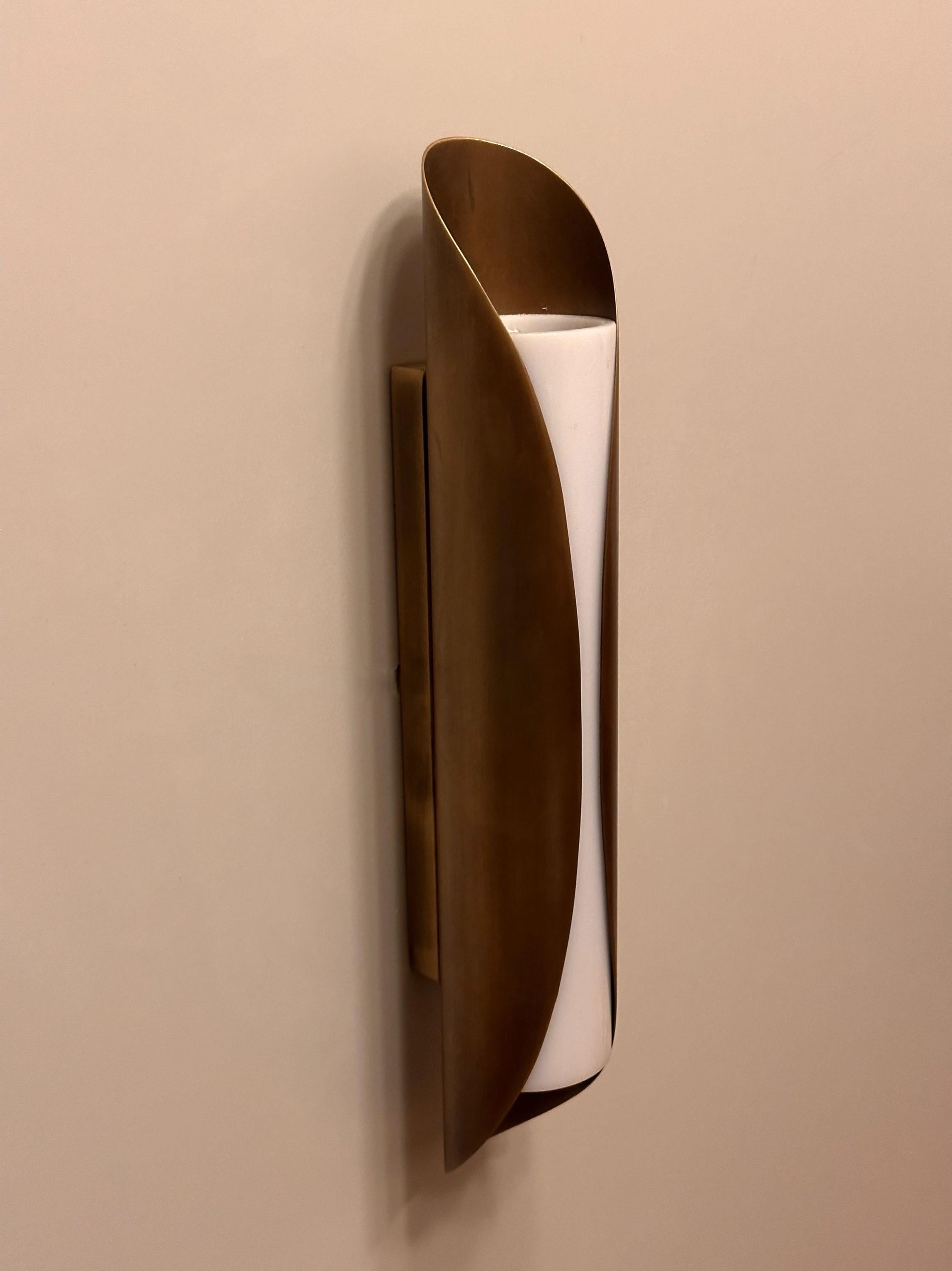 Sisak Modern Brass Wall Sconce – Luxury Interior Lighting with Ambient Glow