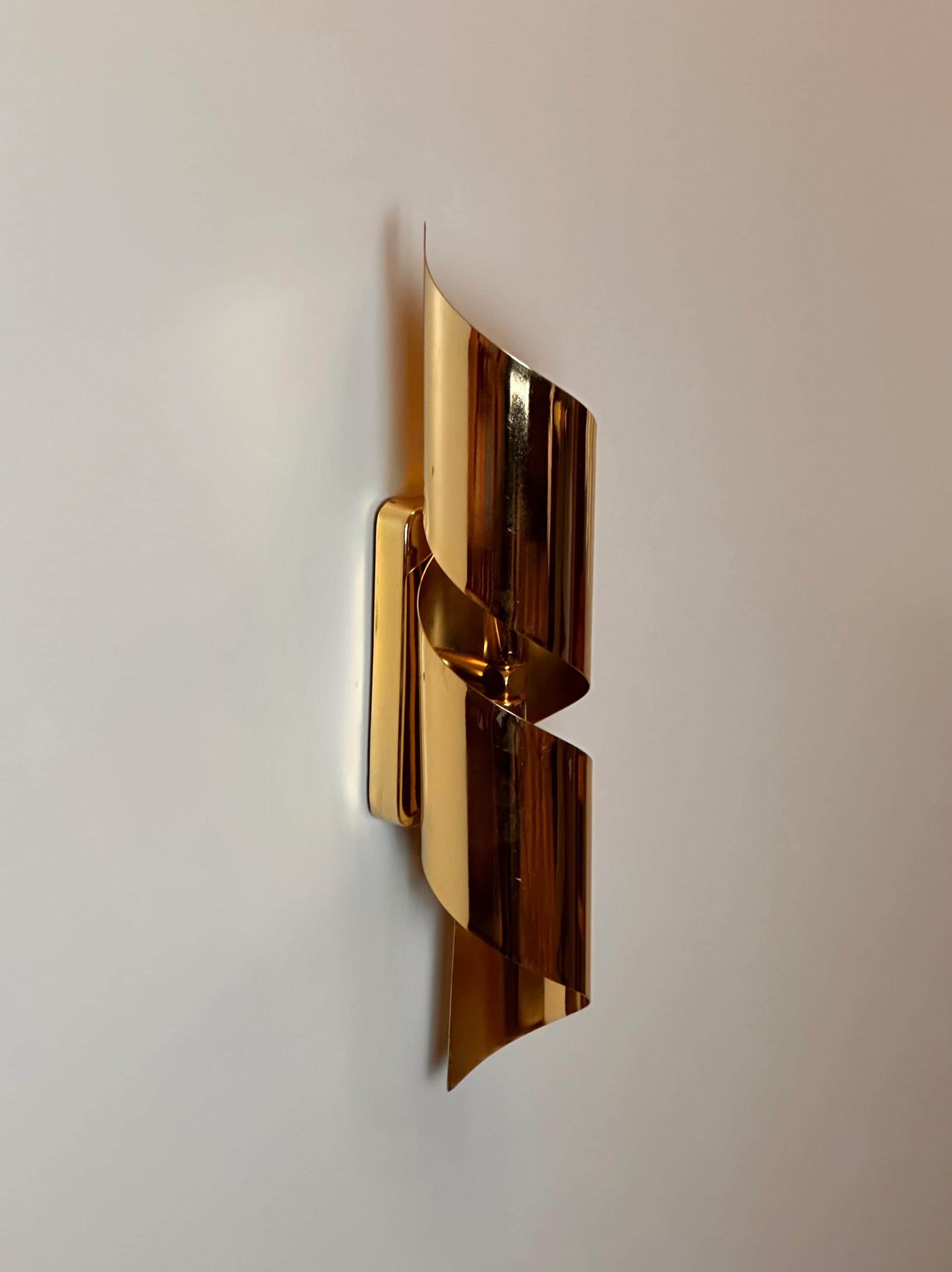 Timaru Wall Sconce – Sculptural Brass Fixture with Warm Architectural Glow