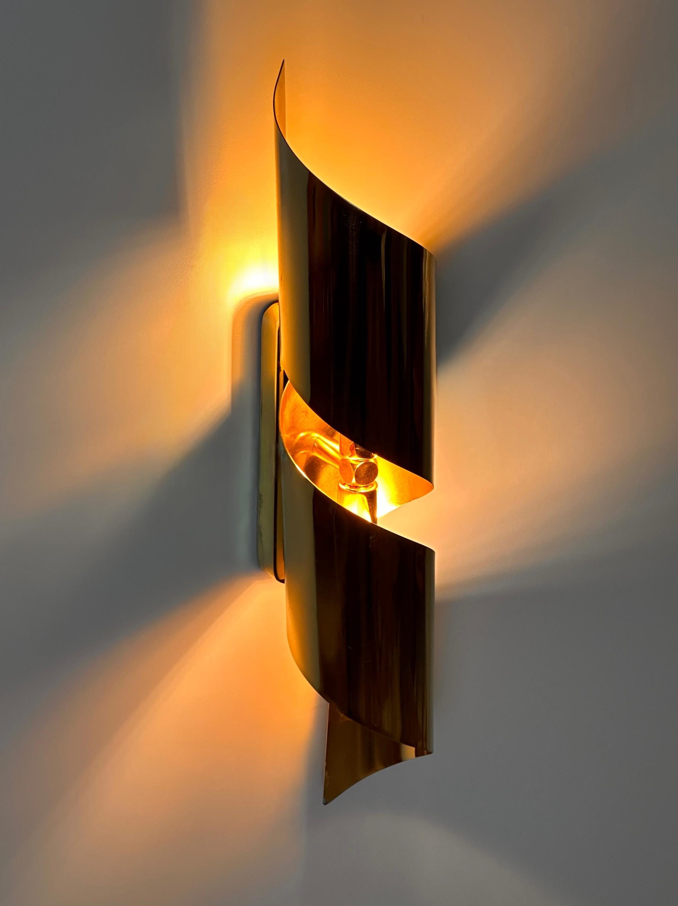 Timaru Wall Sconce – Sculptural Brass Fixture with Warm Architectural Glow
