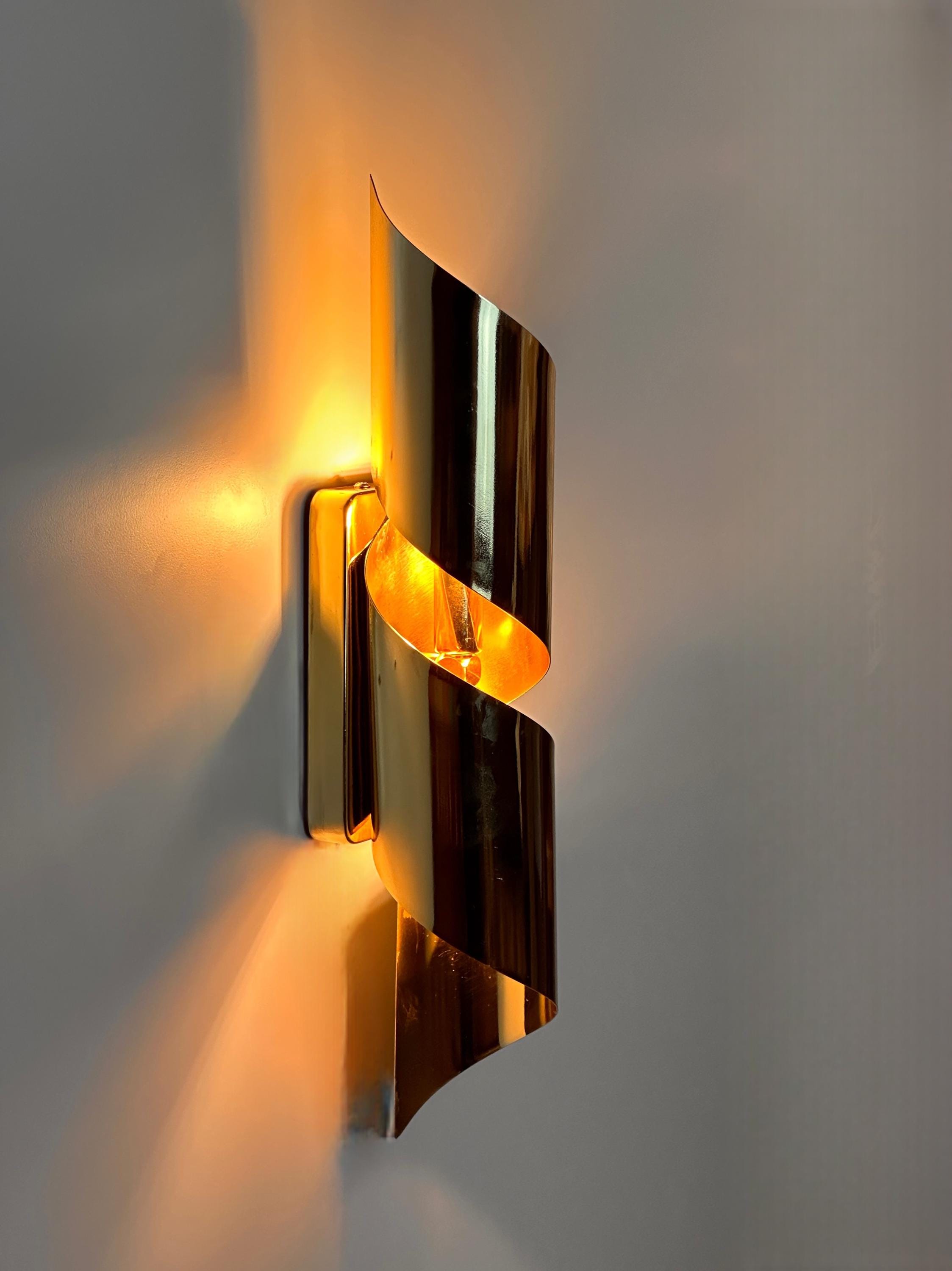 Timaru Wall Sconce – Sculptural Brass Fixture with Warm Architectural Glow