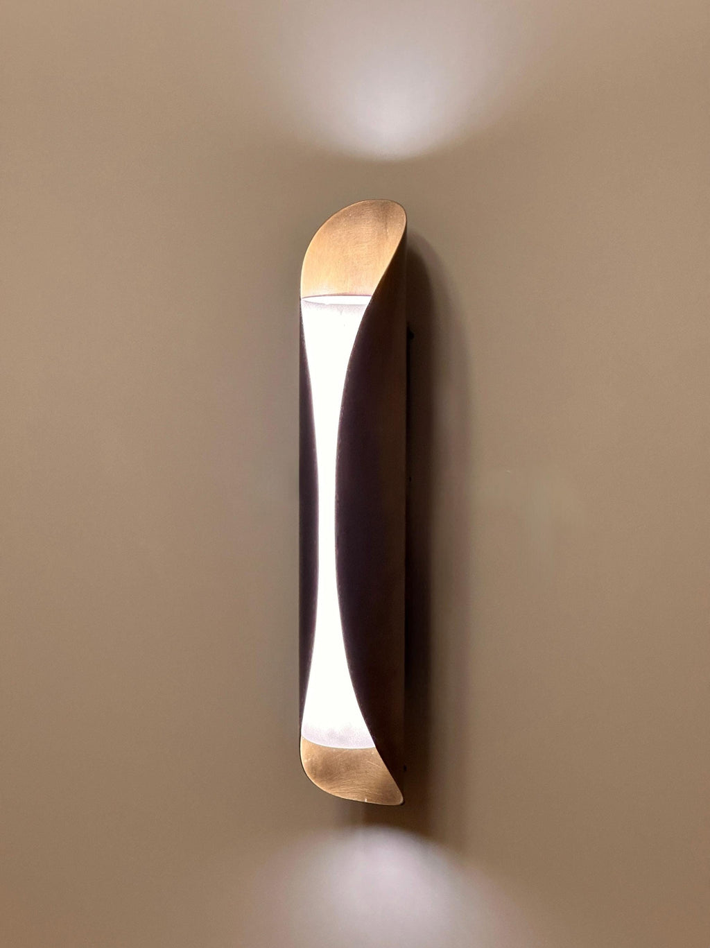 Sisak Modern Brass Wall Sconce – Luxury Interior Lighting with Ambient Glow