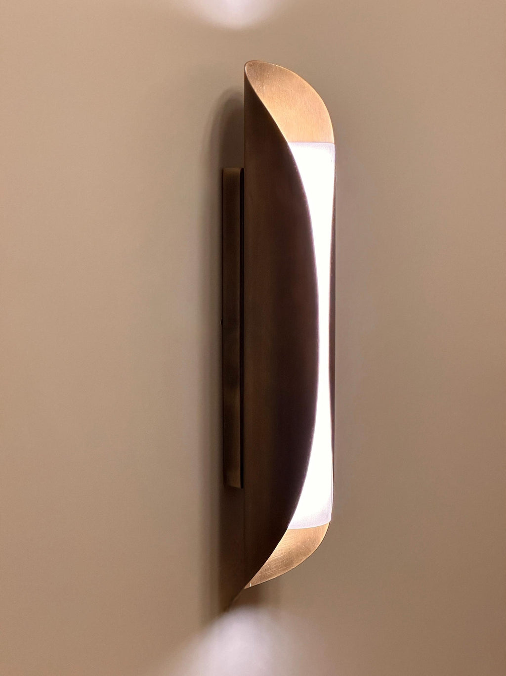 Sisak Modern Brass Wall Sconce – Luxury Interior Lighting with Ambient Glow