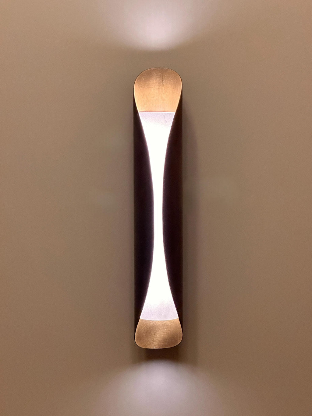 Sisak Modern Brass Wall Sconce – Luxury Interior Lighting with Ambient Glow