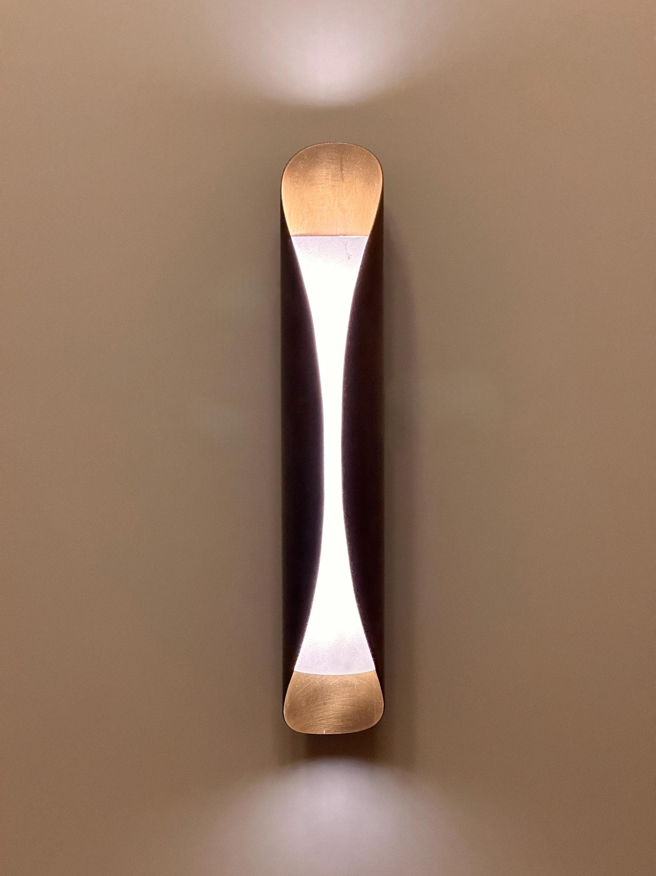 Sisak Modern Brass Wall Sconce – Luxury Interior Lighting with Ambient Glow