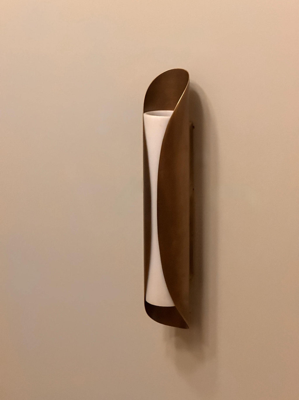 Sisak Modern Brass Wall Sconce – Luxury Interior Lighting with Ambient Glow