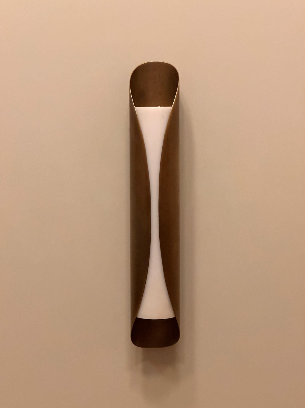Sisak Modern Brass Wall Sconce – Luxury Interior Lighting with Ambient Glow