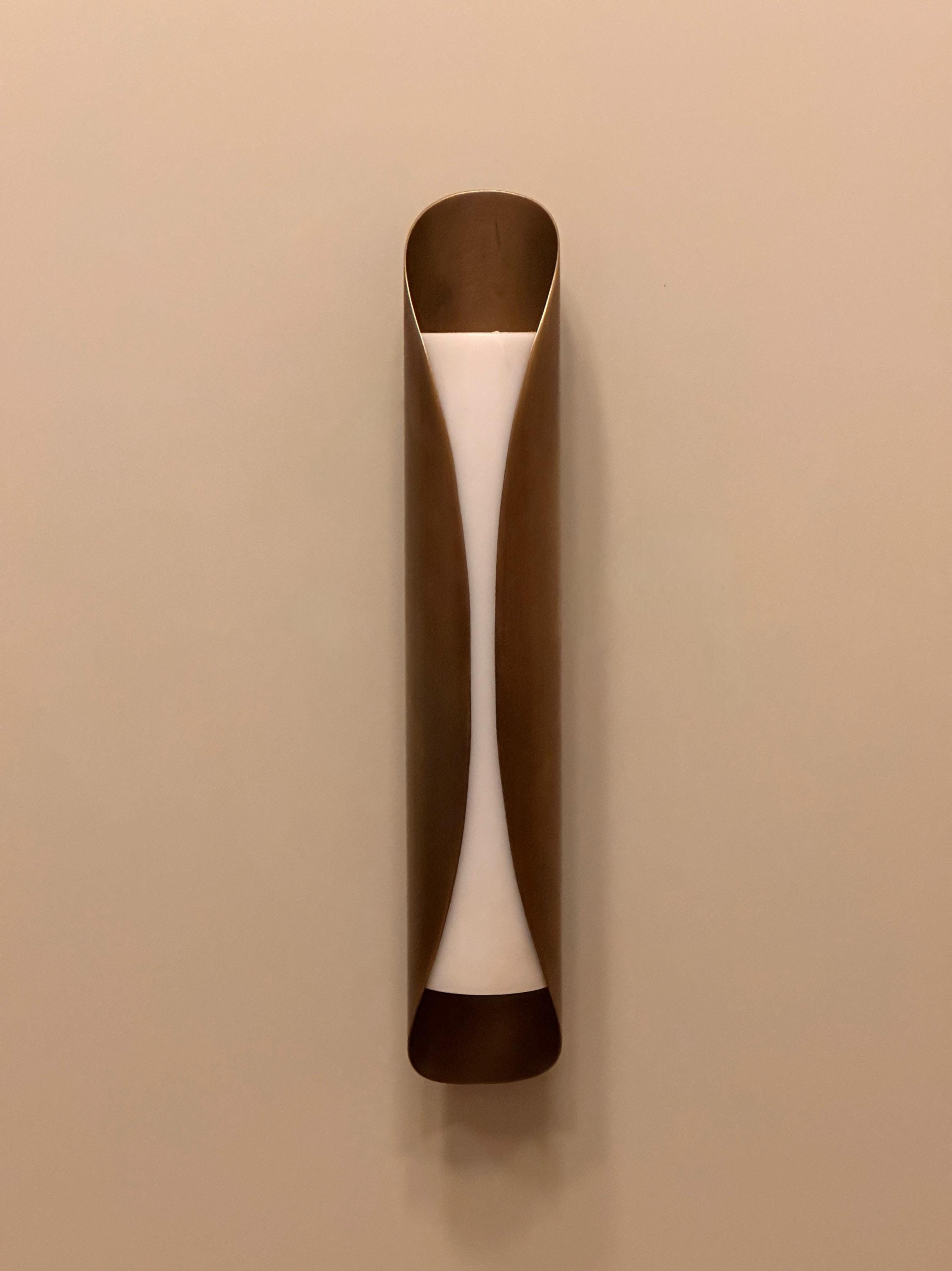 Sisak Modern Brass Wall Sconce – Luxury Interior Lighting with Ambient Glow