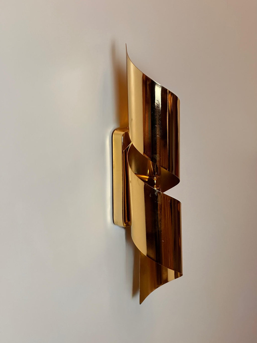 Timaru Wall Sconce – Sculptural Brass Fixture with Warm Architectural Glow