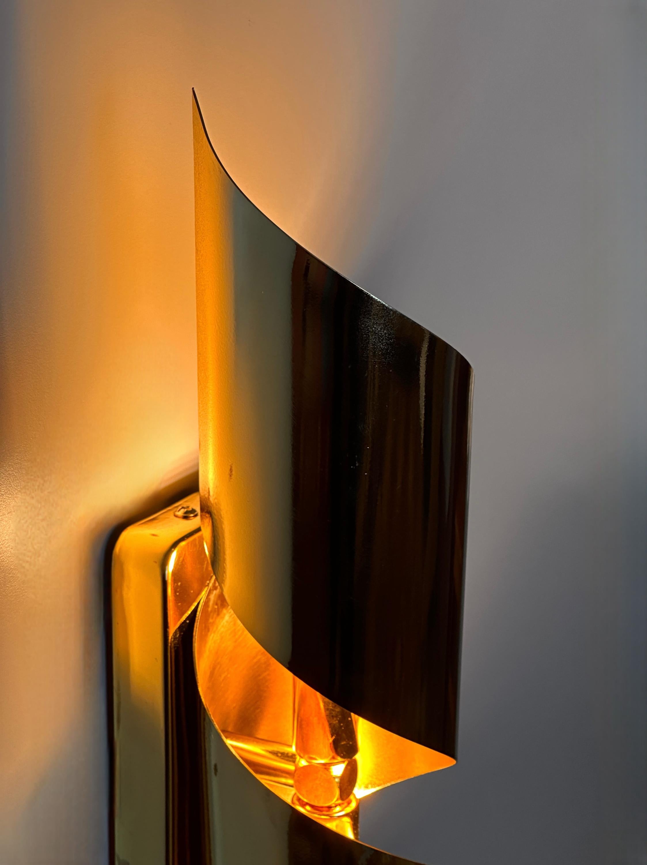 Timaru Wall Sconce – Sculptural Brass Fixture with Warm Architectural Glow