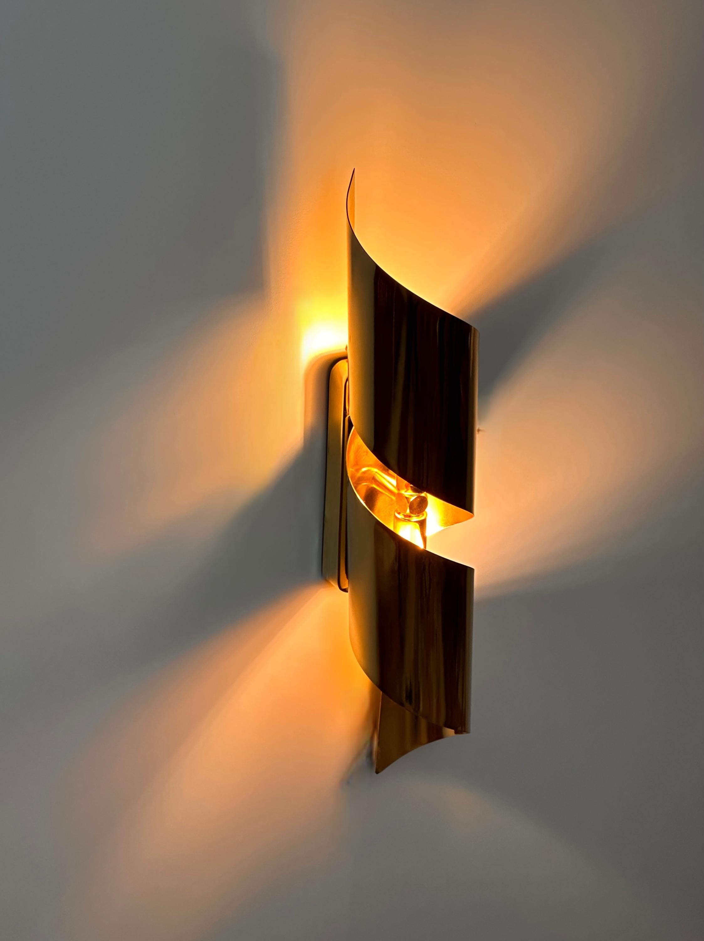 Timaru Wall Sconce – Sculptural Brass Fixture with Warm Architectural Glow